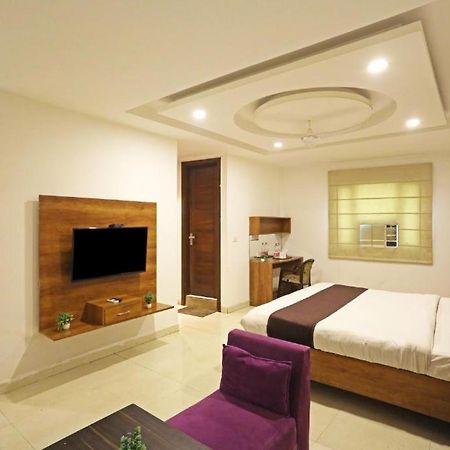 Hotel Urban Luxury Нью-Дели Экстерьер фото