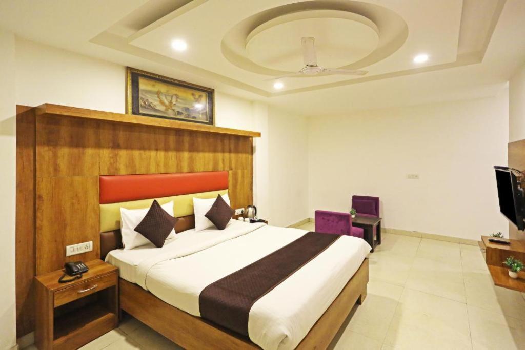 Hotel Urban Luxury Нью-Дели Экстерьер фото